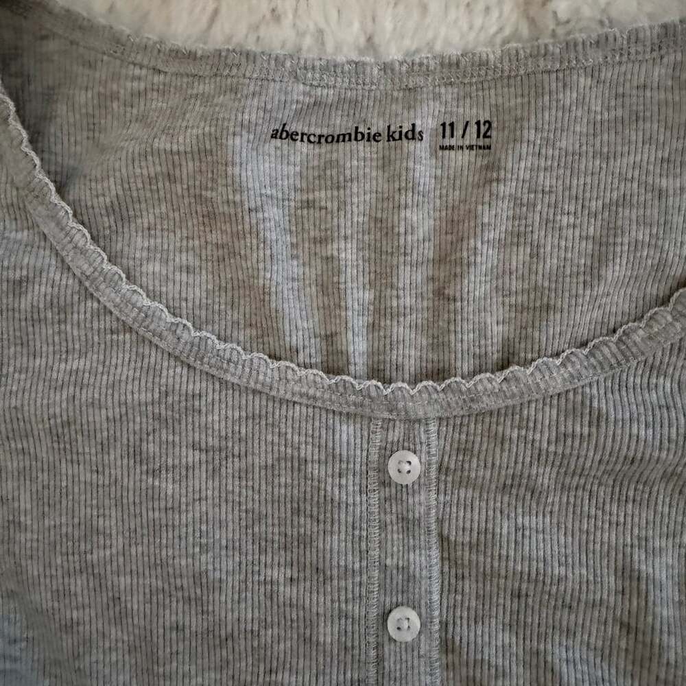 abercrombie kids Grey Ribbed Button-Up Scoop Neck Empire Waist Top Size 11/12 - Picture 4 of 5